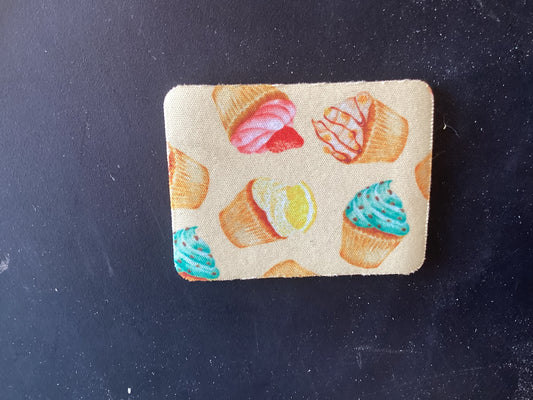 Cupcake magnet
